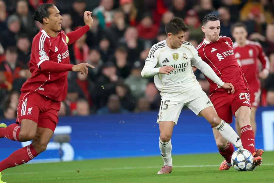 El Liverpool derrotó este martes al Real Madrid por 1-0 en el estadio Anfield, en un encuentro correspondiente a la Champions League. El triunfo fue conseguido mediante un gol de cabeza del argentino Alexis Mac Allister, en una noche donde el arquero español Thibaut Courtois fue la figura a pesar de la derrota.
