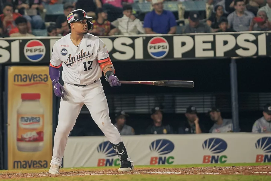 En un vibrante encuentro disputado este jueves 18 de diciembre en el Estadio Luis Aparicio «El Grande», las Águilas del Zulia BBC derrotaron 6-3 a los Leones del Caracas BBC, impulsadas por una sólida labor monticular y el esperado estreno del grandes ligas Jackson Chourio ante su público.
