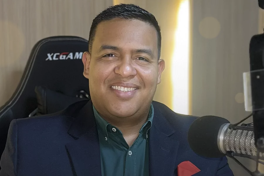 El locutor y animador Javier Bertel Jr. liderará este miércoles 31 de diciembre una emisión especial de su programa «Fin de año con Bertel» a través de la frecuencia 103.9 FM de Metrópolis.
