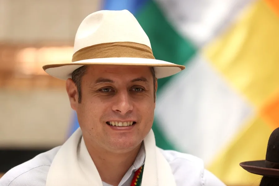 El vicepresidente de Bolivia, Edmand Lara, anunció que presentará este jueves un proyecto de ley ante la Asamblea Legislativa para abrogar decretos presidenciales que considera contrarios a la Constitución. La medida surge tras la eliminación de la subvención a los carburantes y la habilitación del ejercicio gubernamental remoto, decisiones tomadas por el presidente Rodrigo Paz que han fracturado la relación en el Ejecutivo.