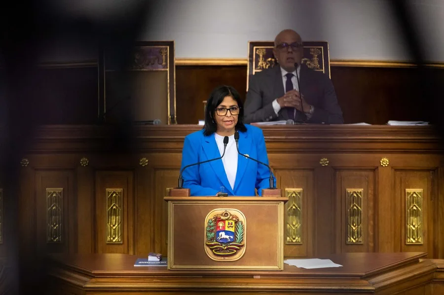 Delcy Rodríguez cumplió sus primeros ocho días como presidenta encargada de Venezuela tras la captura de Nicolás Maduro por fuerzas estadounidenses, marcando un giro hacia la discreción ejecutiva mientras negocia con la administración de Donald Trump.