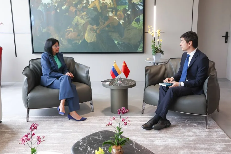 La presidenta encargada de Venezuela, Delcy Rodríguez, sostuvo este jueves una reunión oficial con el embajador de la República Popular China, Lan Hu, para consolidar el respaldo diplomático del gigante asiático. El encuentro se produce tras la reciente captura del mandatario Nicolás Maduro y su esposa, Cilia Flores, por parte de fuerzas militares de los Estados Unidos.