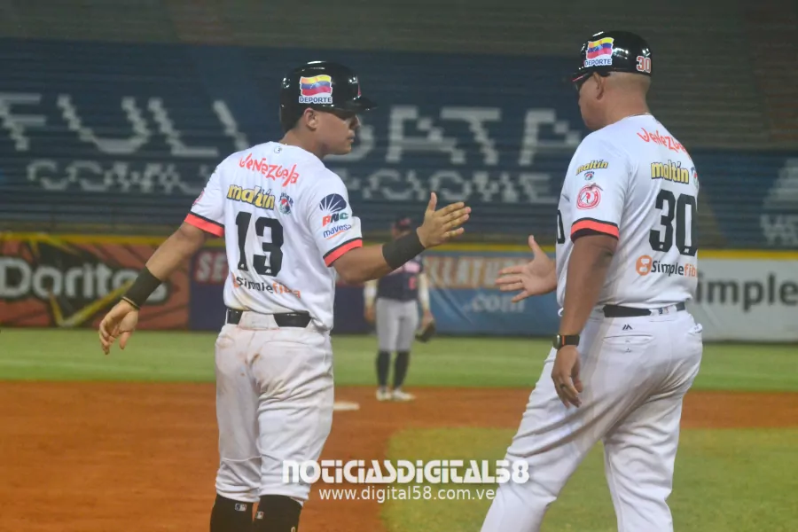 En un duelo crucial del «Todos contra todos» las Águilas del Zulia BBC derrotaron (7-3) a los Caribes de Anzoátegui BBC en el Luis Aparicio «El Grande» de la ciudad de Maracaibo con un público que volvió a responder desde la tribuna. Cuadrangular de Andrés Chaparro en el sexto episodio le dio el triunfo al equipo naranja convirtiéndose en su séptimo jonrón de la fase semifinal.
