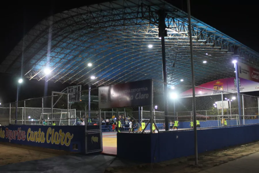 Vecinos y profesores de la urbanización Canta Claro (parroquia Coquivacoa), en Maracaibo, denunciaron que una comisión integrada por guardias nacionales y policías municipales los amenazó con tomar «a trocha y mocha» la plaza que durante más de siete décadas han mantenido con colaboraciones voluntarias.