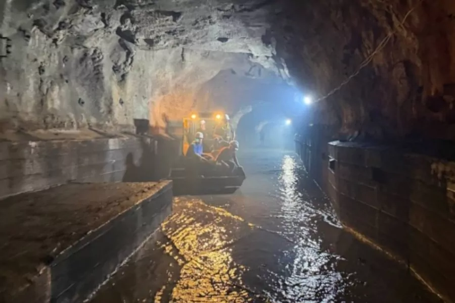 Este domingo 29 de marzo, las autoridades venezolanas rescataron ilesos a ocho técnicos especializados que permanecieron aislados durante 24 horas en el túnel trasvase Guamacán del acueducto Turimiquire. Los trabajadores ejecutaban labores estratégicas para restablecer el servicio hídrico en la región oriental cuando ocurrió el incidente.