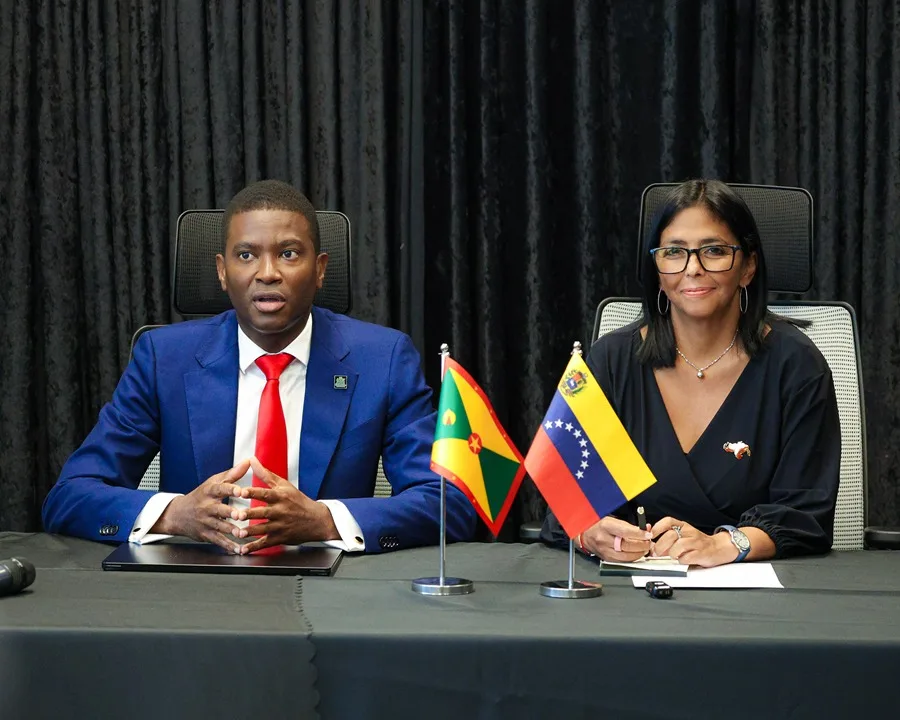 La presidenta encargada de Venezuela, Delcy Rodríguez, se reunió este jueves en Granada con la gobernadora general Cécile La Grenade para establecer canales de comunicación «más directos» y fortalecer la cooperación técnica y política, en el marco de su primer desplazamiento al exterior desde que asumió el cargo.