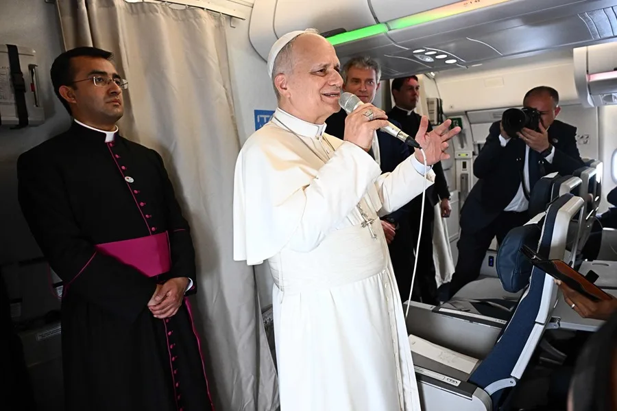 El papa León XIV defendió este sábado la vigencia de la diplomacia vaticana ante gobiernos de corte autoritario, argumentando que mantener vínculos formales con estos regímenes es la vía más eficaz para mejorar las condiciones de vida de las poblaciones locales.