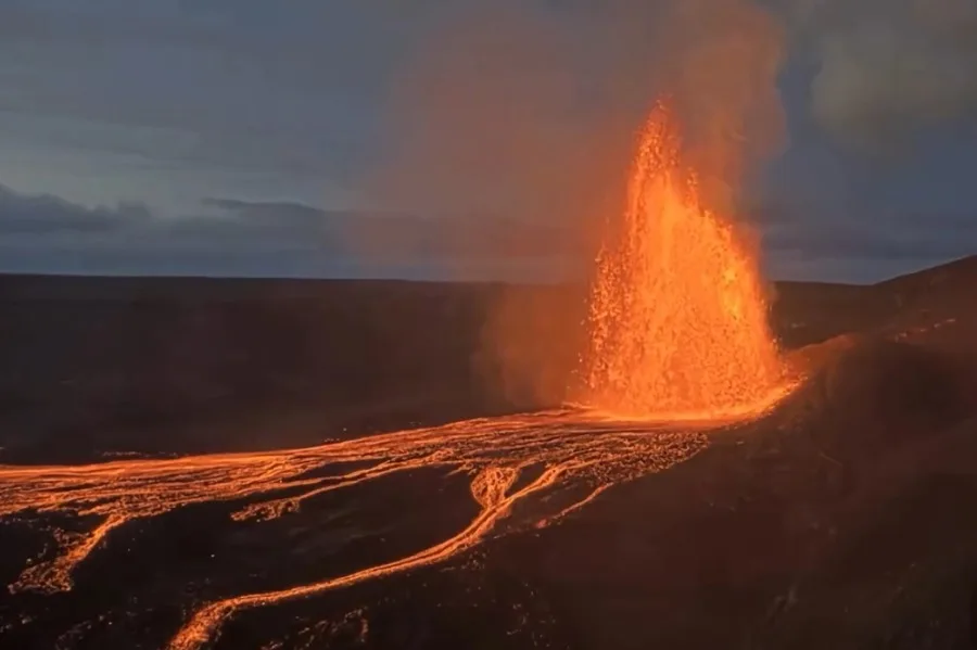 El volcán Kilauea, situado en el Parque Nacional de los Volcanes de Hawái, inició este jueves una nueva fase eruptiva con fuentes de magma que alcanzaron los 300 metros de altitud. El Servicio Geológico de los EE. UU. (USGS) confirmó que el evento comenzó alrededor de la 1:30 hora local en el cráter Halemaʻumaʻu.