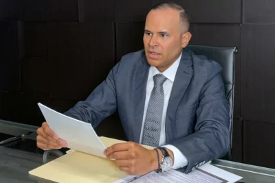 Abogado denuncia extorsión tras campaña de difamación en redes sociales