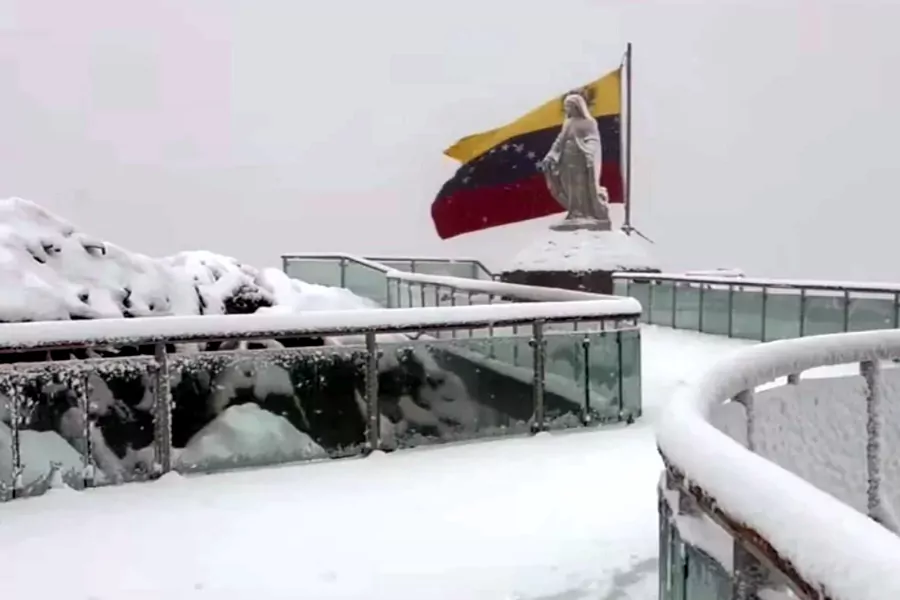 El Pico Espejo, en el estado Mérida, registró este lunes 30 de marzo la primera nevada de la temporada, un suceso que cubrió de blanco las cumbres de la Sierra Nevada y marcó el inicio de las festividades de Semana Santa.