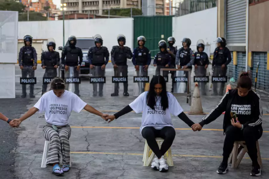 La organización no gubernamental Foro Penal reportó este sábado la existencia de 485 presos políticos en Venezuela, al tiempo que denunció que la Ley de Amnistía opera como un «embudo» que demora los procesos de liberación.
Alfredo Romero, director presidente de la entidad, señaló que la aplicación de dicho instrumento legal ha paralizado la salida de numerosos detenidos en lugar de agilizarla.