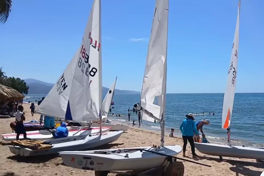 La ciudad de Cumaná, en el estado Sucre, albergó del 20 al 22 de marzo la primera válida nacional de vela «Reto al Golfo 2026». El evento reunió a un centenar de atletas en las aguas de la playa «San Luis» para inaugurar oficialmente el calendario competitivo nacional.