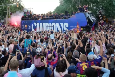 Barcelona: Mas de 750.000 personas tiñen las calles de azulgrana