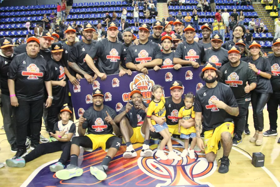 Gaiteros del Zulia BBC alcanzó la gloria deportiva al titularse como el primer monarca de la Copa SPB tras doblegar 86-78 a Cocodrilos de Caracas BBC en una vibrante final celebrada en el Parque Miranda. El quinteto zuliano exhibió jerarquía y profundidad para imponerse en territorio capitalino y sellar un hito histórico en el baloncesto profesional venezolano este lunes.
