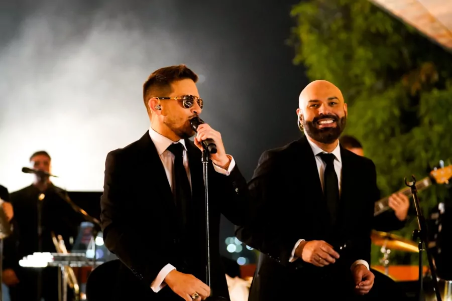 Los cantantes venezolanos Omar Enrique y Omar Acedo estrenaron en el mercado continental su nuevo álbum de merengue titulado «Vida», una propuesta contemporánea de proyección internacional.