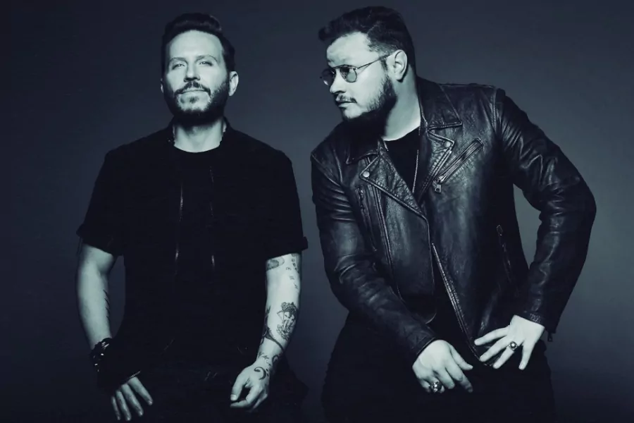 El dúo musical Sin Bandera, integrado por Leonel García y Noel Schajris, se presentará el próximo 11 de junio de 2026 en el Palacio de Eventos de Maracaibo. Este esperado concierto forma parte de su nueva gira continental, planificada para revelar su más reciente disco y repasar sus grandes éxitos ante el público venezolano.
