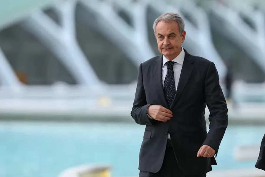 El expresidente del Gobierno español José Luis Rodríguez Zapatero fue imputado este martes por la Audiencia Nacional por presuntos delitos de blanqueo de capitales, integración en organización criminal, tráfico de influencias y falsedad documental, en el marco del caso Plus Ultra. El magistrado José Luis Calama lo señala como líder de una red que habría obtenido beneficios ilícitos mediante influencias ante instancias públicas y fijó su comparecencia para el próximo 02 de junio.