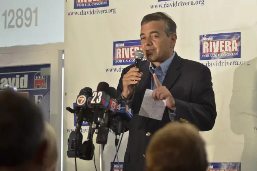 La justicia estadounidense denegó este jueves la libertad bajo fianza a David Rivera, el excongresista condenado por cabildeo ilícito y lavado de dinero. El político republicano permanecerá encarcelado en Miami debido a un inminente riesgo de fuga, a la espera de recibir su sentencia tras operar clandestinamente para el Gobierno venezolano.
