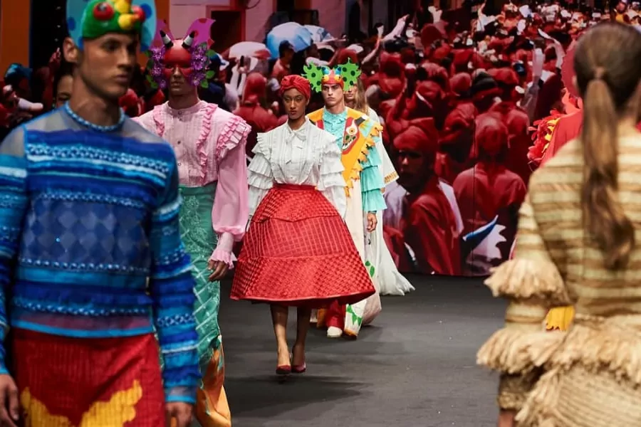 El creador venezolano Johannes Senior Paz se consagró como finalista del decimoquinto Concurso de Jóvenes Diseñadores Tenerife Moda en España. Este importante reconocimiento fue alcanzado gracias a su obra «Danzantes», la cual se inspira directamente en la riqueza folclórica de los Diablos Danzantes de Venezuela.