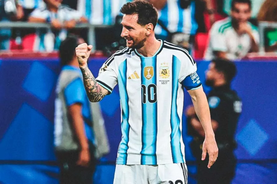 Las selecciones de Argentina y Austria asumieron este martes el liderato del Grupo J en la Copa Mundial, luego de debutar con victorias determinantes ante Argelia y Jordania, respectivamente. El astro Lionel Messi acaparó la atención global al marcar tres tantos e igualar la marca del máximo anotador histórico de la competición.