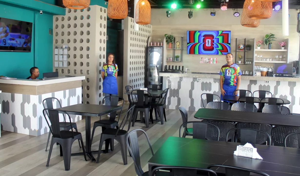 Con un despliegue visual de doce televisores y dos pantallas gigantes, el complejo Terraza San Ignacio en Maracaibo está listo para convertirse en uno de los principales centros de reunión para disfrutar la Copa del Mundo.
El espacio combinará las transmisiones de todos los encuentros deportivos con ofertas en comidas, bebidas y recreación familiar.