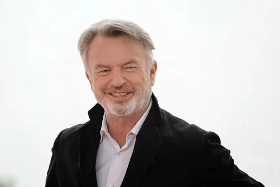 El reconocido actor neozelandés Sam Neill falleció de manera inesperada este lunes en un centro médico de Sídney, Australia, a la edad de 78 años.
La sorpresiva noticia fue confirmada por sus familiares directos, quienes aclararon que el deceso no estuvo vinculado a la enfermedad oncológica que el artista había superado en el pasado.