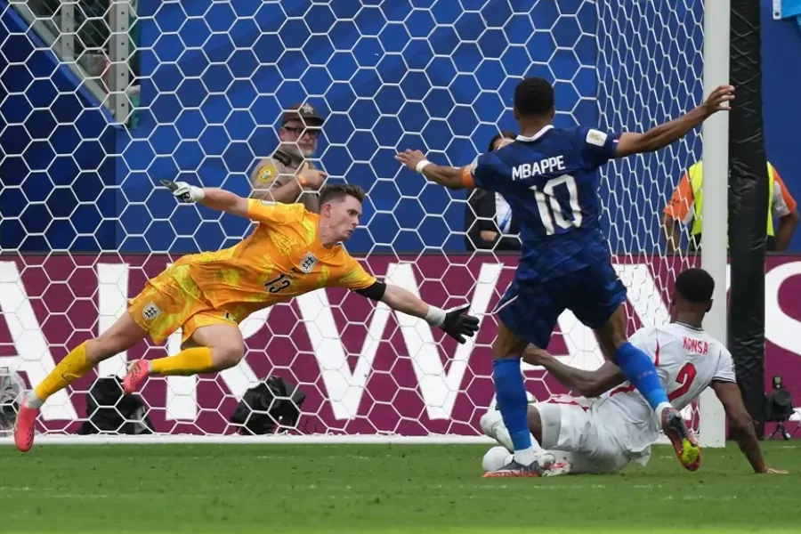 El delantero francés Kylian Mbappé hizo historia este sábado al convertirse en el máximo goleador absoluto de las Copas del Mundo, tras anotar dos tantos frente a Inglaterra en el partido por el tercer puesto del Mundial de 2026. Con este doblete, el atacante alcanzó las 22 anotaciones históricas y aventaja provisionalmente a Lionel Messi en la carrera por la «Bota de Oro» de la presente edición.