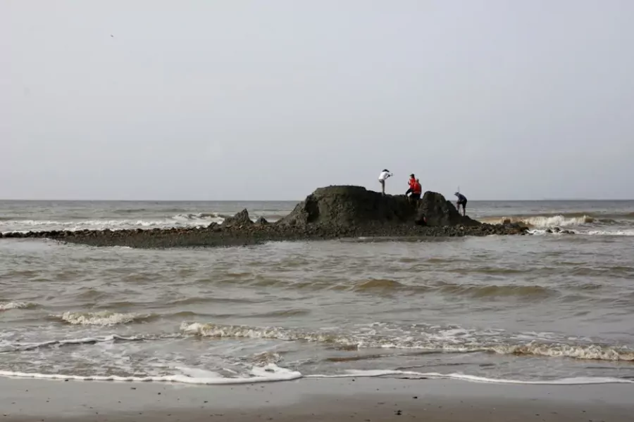 Un nuevo volcán de lodo emergió frente a la costa sur de Trinidad y Tobago como consecuencia de los potentes terremotos que sacudieron el noreste de Venezuela a principios de este mes. Este fenómeno se suma a una serie de severas modificaciones geológicas detectadas recientemente a lo largo del litoral isleño.