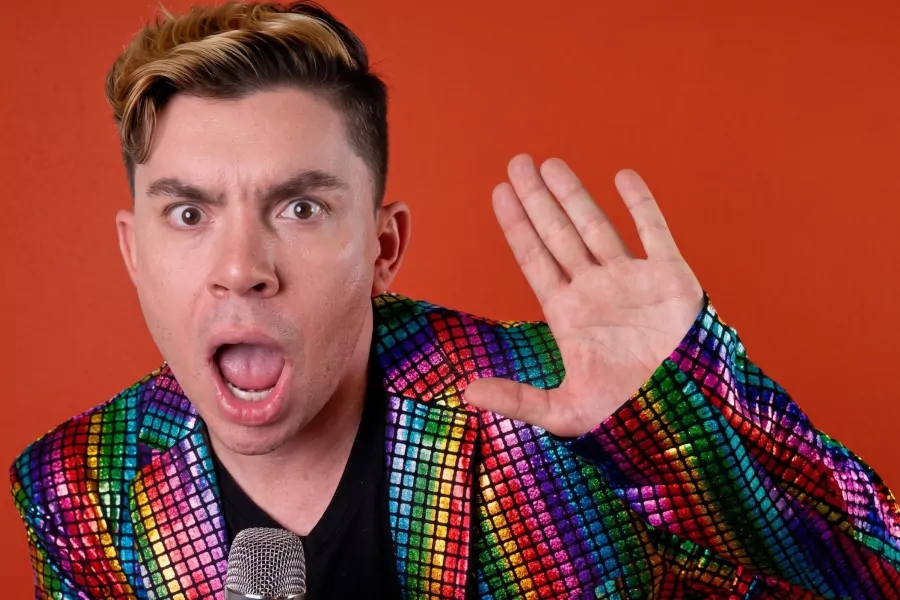 El actor y creador de contenido Moisés González presentará su espectáculo de comedia en vivo, «Risoterapia», el próximo 03 de septiembre en el Paraninfo del Aula Magna de la Universidad Rafael Urdaneta (URU) en Maracaibo.
El evento busca promover la importancia del entretenimiento como herramienta fundamental para disminuir los niveles de ansiedad y estrés, padecimientos cada vez más marcados en la sociedad actual.