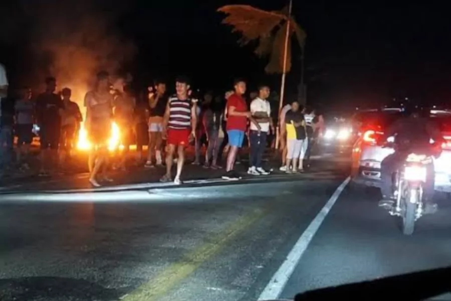 Habitantes de distintos municipios del estado Aragua tomaron las calles la noche de este miércoles para manifestar su descontento ante las prolongadas interrupciones del servicio eléctrico. A través del cierre de vías, quema de neumáticos y cacerolazos, los ciudadanos exigieron una solución definitiva a la crisis energética.