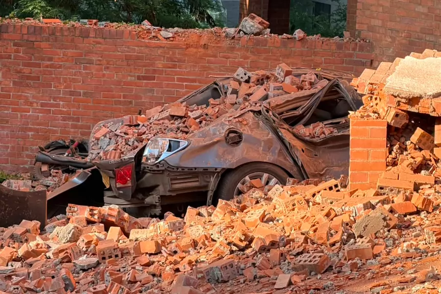 Un terremoto de magnitud 7.6 sacudió el occidente colombiano a las 7:34 de la mañana de este día, con epicentro a escasos tres kilómetros del municipio de Nóvita, en el departamento del Chocó. El violento fenómeno natural provocó múltiples daños en infraestructuras públicas y privadas, lo que activó de inmediato los protocolos gubernamentales de gestión de riesgo.