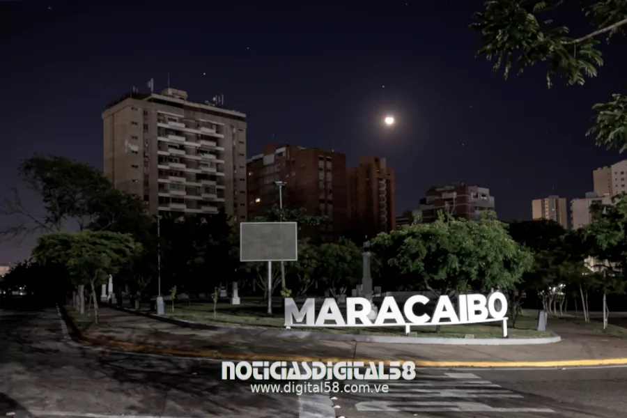 La crisis eléctrica en Venezuela se ha intensificado a escala nacional durante los últimos meses, dejando a millones de ciudadanos sin servicio por días enteros debido al colapso de la infraestructura.
Este panorama agrava las precarias condiciones de vida, en especial de los enfermos crónicos, a pesar de las promesas de inversión extranjera tras el reciente cambio de poder.