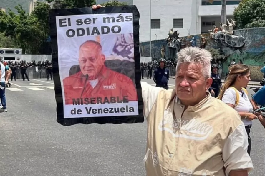 La organización no gubernamental Caleidoscopio Humano denunció este sábado el secuestro del activista Óscar Morales López, de 56 años de edad, en el céntrico sector de La Candelaria en Caracas. El defensor fue interceptado durante la mañana por presuntos funcionarios sin identificar, quienes lo obligaron a subir a un vehículo sin matrículas.