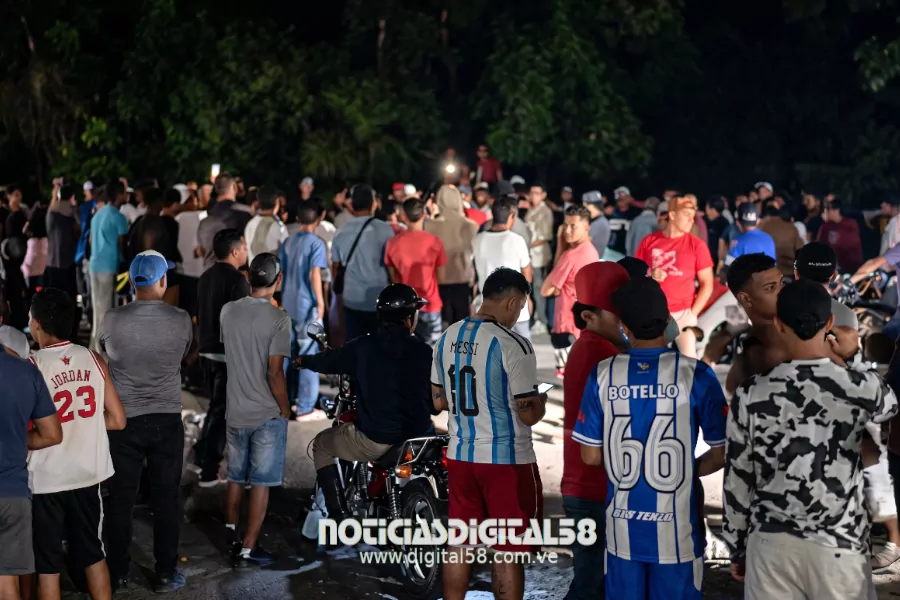La noche de este jueves, decenas de ciudadanos bloquearon el tránsito en la carretera Panamericana, en la frontera de los estados Zulia y Mérida, para manifestar su descontento ante las prolongadas interrupciones del servicio eléctrico.