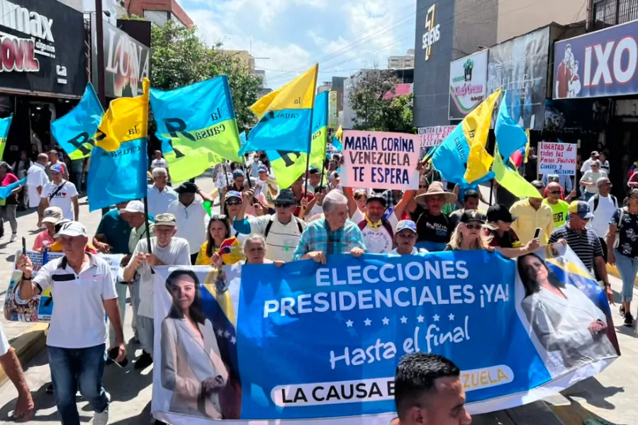 Habitantes de Barquisimeto salieron a las calles este sábado para protestar contra el colapso de los servicios públicos y exigir la convocatoria inmediata a comicios.
La manifestación, encabezada por el exalcalde Alfredo Ramos, aglutinó diversas demandas sociales y políticas frente a la crisis estructural que atraviesa Venezuela.