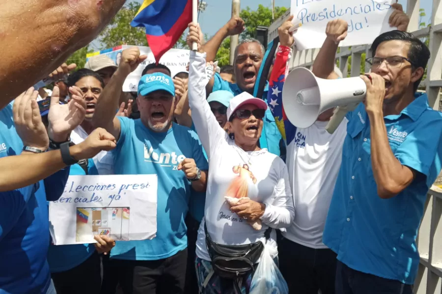 Decenas de ciudadanos protestaron pacíficamente frente a la sede del Consejo Nacional Electoral en Maracaibo, estado Zulia, para exigir la publicación de un cronograma de comicios y el establecimiento de garantías democráticas.