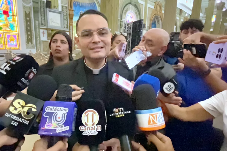 La Basílica de Nuestra Señora del Rosario de Chiquinquirá anunció el itinerario oficial de las Fiestas Patronales 2026 en Maracaibo, que tendrán como eventos cumbre la «Bajada» del 31 de octubre y la solemnidad del 18 de noviembre.
Las celebraciones marianas, enmarcadas en la devoción y la esperanza, buscarán reconfortar a la feligresía zuliana tras los estragos del reciente doble sismo registrado en el territorio nacional.