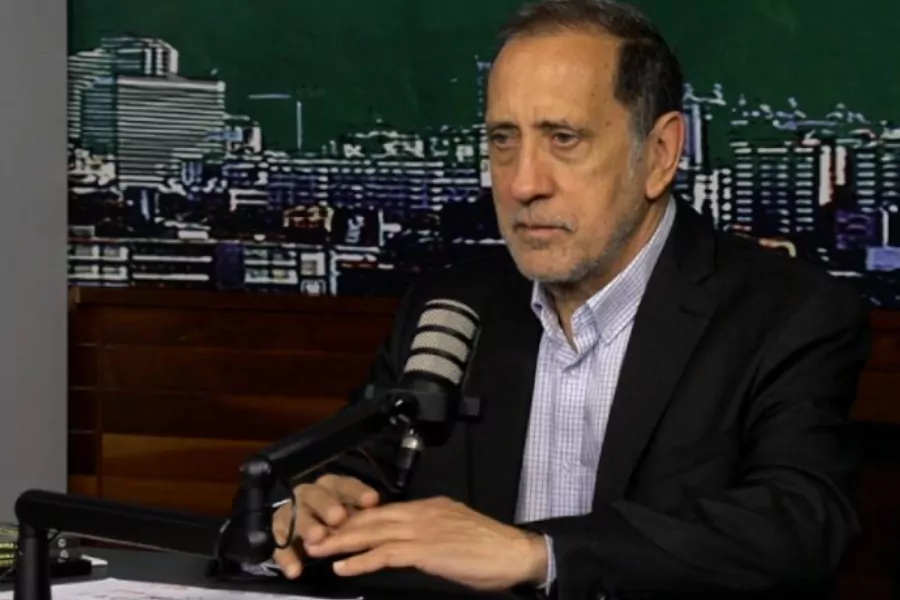 El especialista financiero José Guerra estimó que el Ejecutivo nacional anunciará un incremento exclusivo en las bonificaciones para empleados y jubilados públicos este primero de noviembre. La medida gubernamental postergaría nuevamente las demandas del sector laboral por un ajuste estructural del ingreso base mensual.