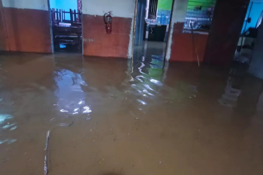Una vaguada matutina dejó este martes bajo las aguas varios sectores de la Costa Oriental del Lago, en el estado Zulia, tras un fuerte aguacero que se extendió desde las dos de la madrugada y afectó tanto a zonas residenciales como a instalaciones vitales de la región.